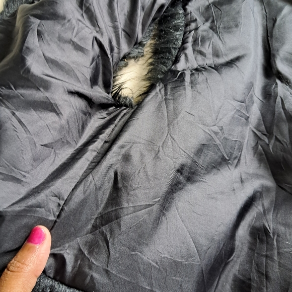 Black Stunning Shrug - Picture 5 of 6